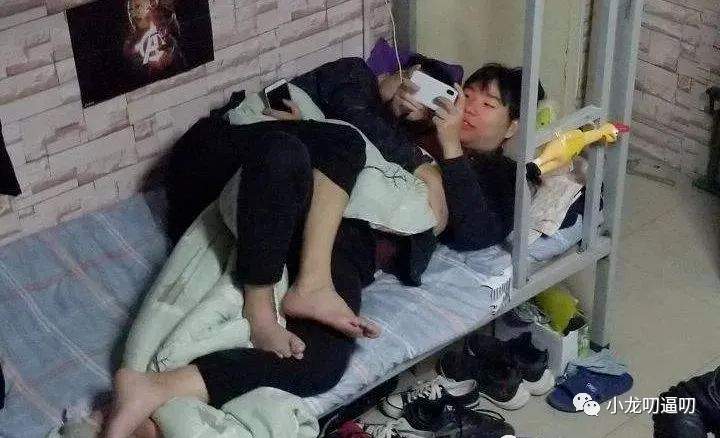 这么时尚潮流的外卖员是送的啥呢？