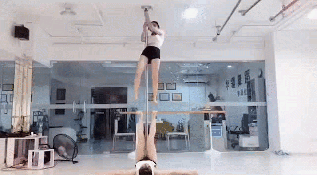 搞笑GIF图：妹纸好功夫